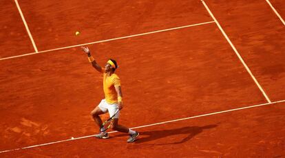 Nadal sirve durante el partido contra Monfils.