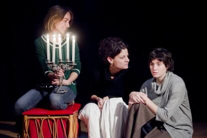 De izquierda a derecha, Patricia Mendoza, Tilda Espluga y Mireia Trias en un ensayo de Les tres germanes.