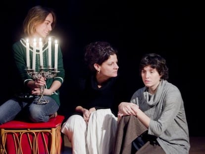 De izquierda a derecha, Patricia Mendoza, Tilda Espluga y Mireia Trias en un ensayo de Les tres germanes.