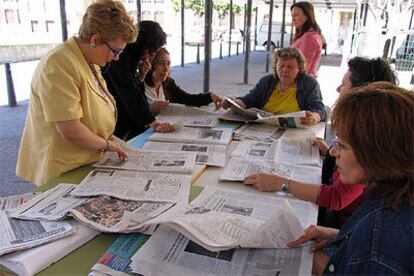 Varios de los profesores encerrados en el instituto de Bilbao leían ayer los periódicos.
