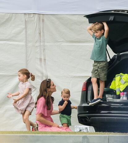 No es demasiado habitual ver a los duques de Cambridge con sus tres hijos en actos públicos (más allá del cumpleaños de la reina o alguna felicitación de navideña) ni tampoco en privados. Aquí, en julio de 2019 en un evento solidario de polo, donde los niños, como cualquier otro chiquillo, se dejaron ver jugando, corriendo y peleando con sus hermanos