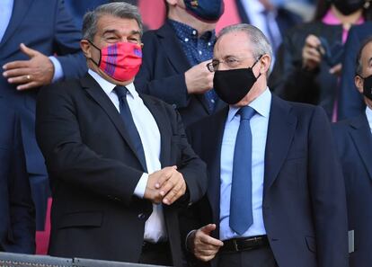 El presidente del Barcelona, Joan Laporta (izquierda), conversa con Florentino Pérez, presidente del Real Madrid, antes del partido.