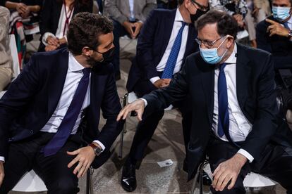 El presidente del Partido Popular, Pablo Casado, y su antecesor en el cargo, Mariano Rajoy, en la inauguración de la convención nacional del PP en Santiago de Compostela, este lunes.