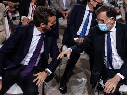 El presidente del Partido Popular, Pablo Casado, y su antecesor en el cargo, Mariano Rajoy, en la inauguración de la convención nacional del PP en Santiago de Compostela, este lunes.