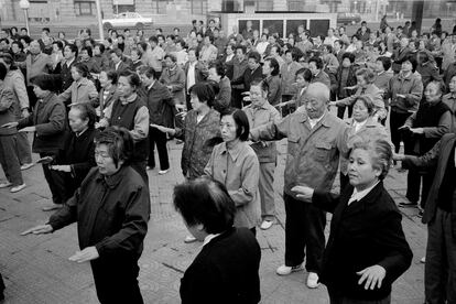 Taichí una mañana temprano en el Bund de Shanghái, China, 1992.