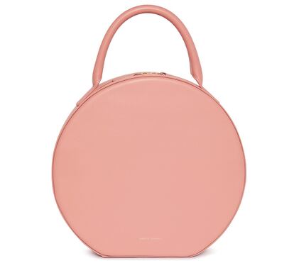 Bolso redondo de piel tono maquillaje de Mansur Gavriel (1.000 euros).