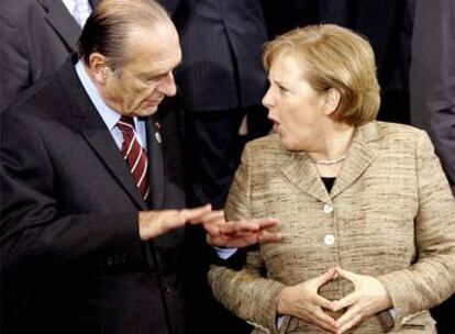 Jacques Chirac conversa con Merkel durante la cumbre europea.