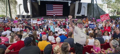 El candidato republicano a la presidencia, Donald Trump, sugiere en un mitin que sus partidarios recurran a los medios durante una manifestación en el anfiteatro de San Agustín el 24 de octubre, en St. Augustine, Florida (EE.UU).