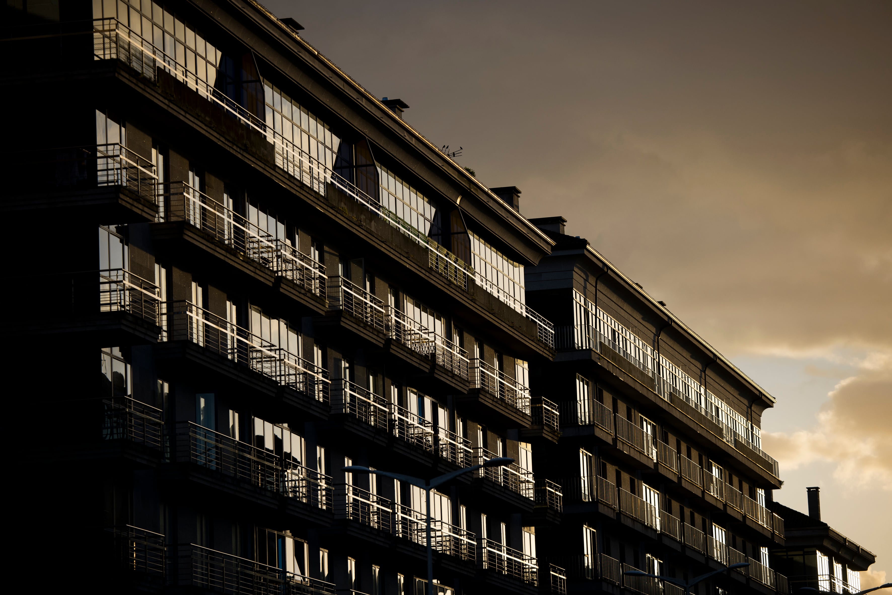 El sol del atardecer se refleja en las ventanas de un edificio de viviendas de Santiago, el 10 de octubre.