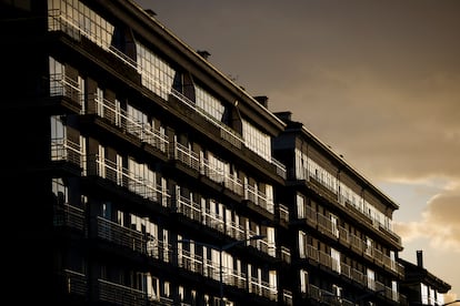 El sol del atardecer se refleja en las ventanas de un edificio de viviendas de Santiago, el 10 de octubre.