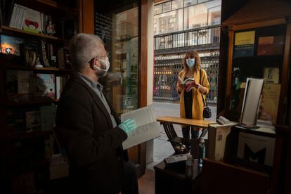 Javier Rodríguez, dueño de la Librería de Javier, de Alcalá de Henares, atiende a la autora del reportaje a la entrada de su tienda.