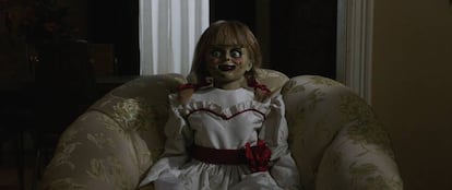 Cuesta pensar que 'Annabelle' fuese algún día una inofensiva muñeca viendo esa cara de villana que se gasta.