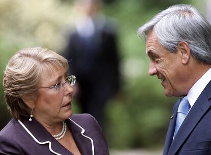 La presidenta chilena, Michelle Bachelet, habla con el mandatario electo, Sebastián Piñera, el 18 de enero de 2010.