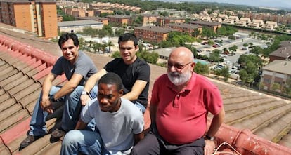 El director, Alfonso Garc&iacute;a, con los colegiales R. Arenas, J. Amaya y J. Ond&oacute;, en el tejado del centro.