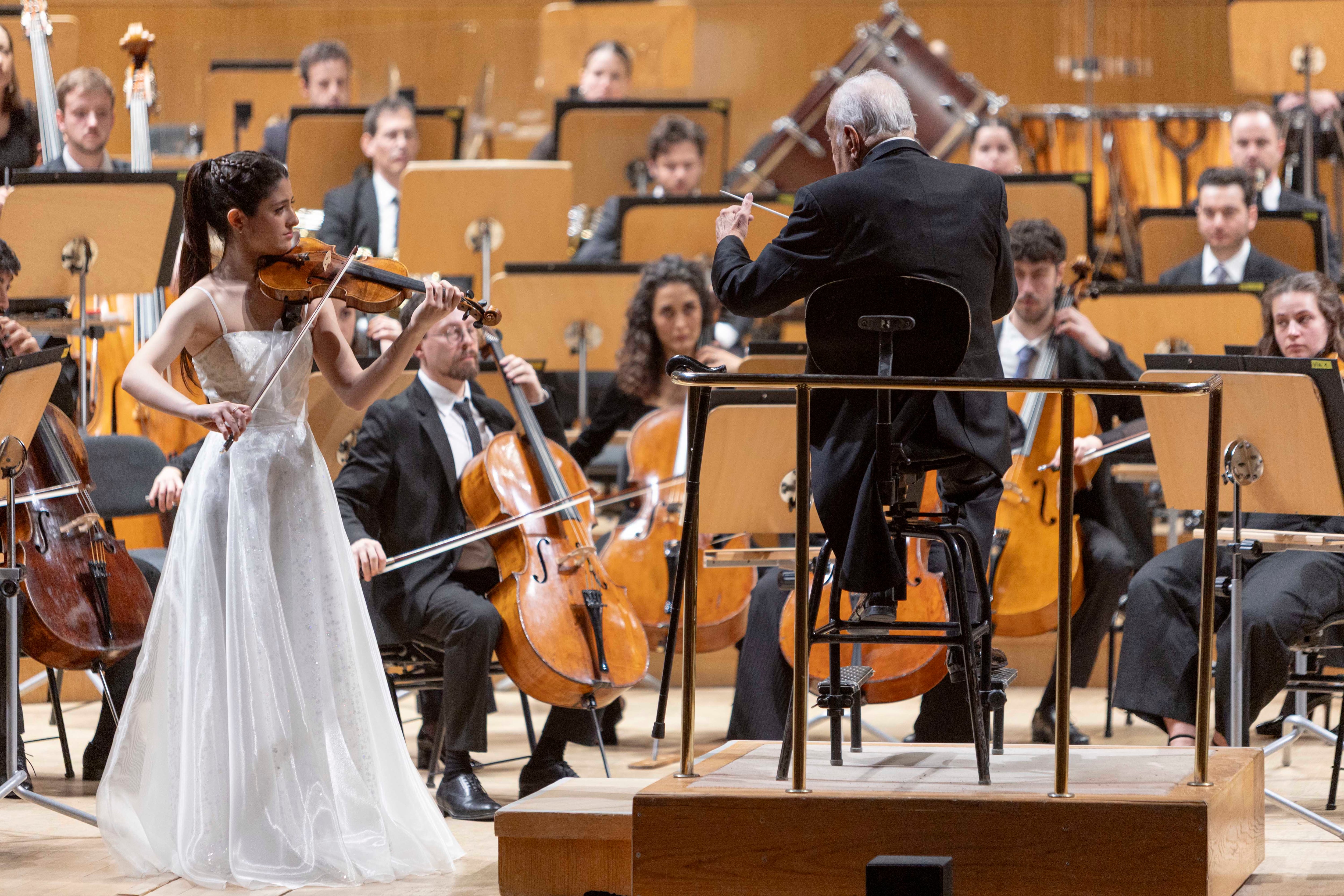 La violinista María Dueñas junto a Zubin Mehta y los integrantes de la West-Eastern Divan Orchestra durante el concierto de Bruch, el 14 de febrero en el Auditorio Nacional de Madrid.