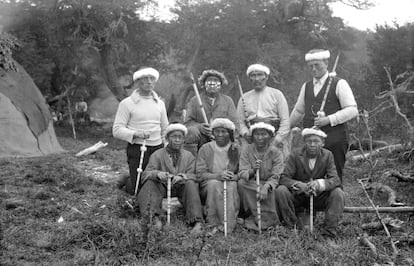 Los sacerdotes y etnólogos Martin Gusinde y Wilhelm Koppers, parados a los extremos izquierdo y derecho, junto a los participantes de la ceremonia de iniciación yamana conocida como chiejaus, en 1922.