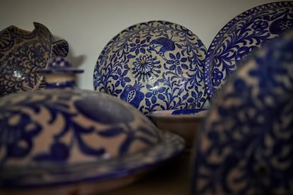 Detalle de piezas originales pintadas en la fábrica de Fajalauza.