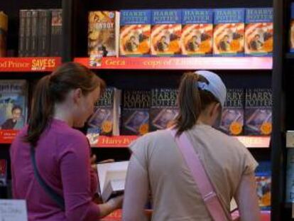 Dos mujeres hojean unos ejemplares de la última entrega de la serie Harry Potter de la autora británica JK Rowling, "Harry Potter y el príncipe mestizo", en una librería de Londres, Gran Bretaña. EFE/Archivo