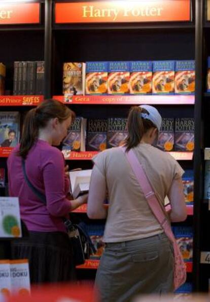 Dos mujeres hojean unos ejemplares de la última entrega de la serie Harry Potter de la autora británica JK Rowling, "Harry Potter y el príncipe mestizo", en una librería de Londres, Gran Bretaña. EFE/Archivo