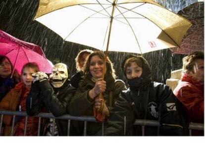 El público de la <i>rua</i> en Barcelona tuvo que protegerse de la lluvia.