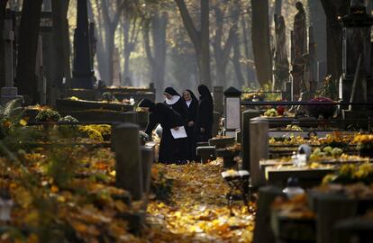 Unas monjas en el cementerio de varsovia, Polonia