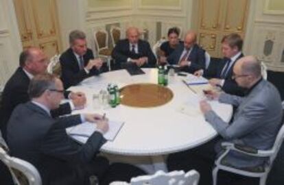 Reuni&oacute;n entre representantes de Rusia, Ucrania y la Uni&oacute;n Europea para tratar de solventar la crisis del gas.