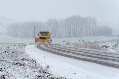 Una máquina quitanieves limpia la carretera A1403 cerca de Hinojosa de Jarque (Teruel). La nieve ha vuelto al centro de la Península en pleno abril y este miércoles ha obligado a cortar el tráfico en las tres principales autopistas de peaje que conectan Madrid con Segovia, que han quedado reabiertas al tráfico de turismos, autobuses y motocicletas hacia las 12.30, aunque siguen cerradas para los camiones.