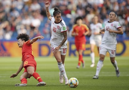 Jennifer Hermoso pelea un balón con Zhang Rui. 