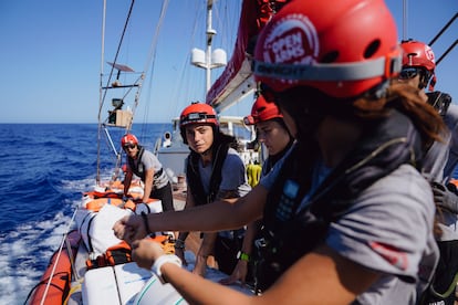 La tripulación del 'Astral' realiza prácticas de rescate en el Mediterráneo Central, el pasado viernes.