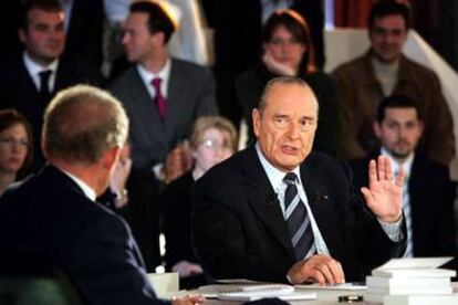 El presidente francés, Jacques Chirac, durante el debate televisado anoche.