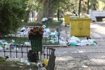 Según el rector, el año pasado se recogieron, tras la fiesta, más de 300 metros cúbicos de residuos; lo que supuso cientos de horas de limpieza y miles de euros de coste.