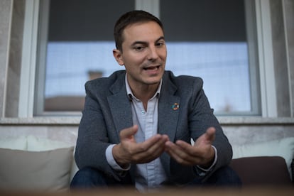 Juan Lobato, durante la entrevista, en su casa en Soto del Real.