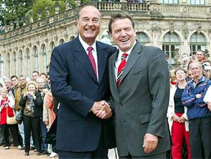 El presidente francés, Jacques Chirac, con el canciller, Gerhard Schröder, en la cumbre de Dresde celebrada el jueves.