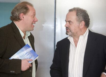 Rafael Rojas, a la izquierda, conversa con Ignacio Polanco ayer en la Feria del Libro de Guadalajara.