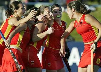 Las españolas celebran el gol de Maider Tellería.