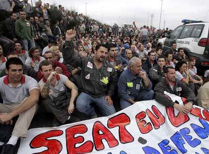 Trabajadores de Seat cortan como acto de protesta laboral una autopista próxima a su factoría.