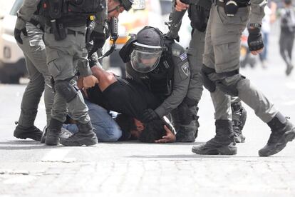 Policías detienen a un palestino en Jerusalén, este lunes.