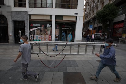 Dos trabajadores en la Gran Vía de Madrid el 24 de septiembre.