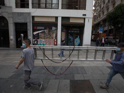 Dos trabajadores en la Gran Vía de Madrid el 24 de septiembre.