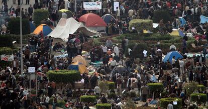 Manifestantes, acampados en la plaza Tahrir, a primera hora de la mañana.