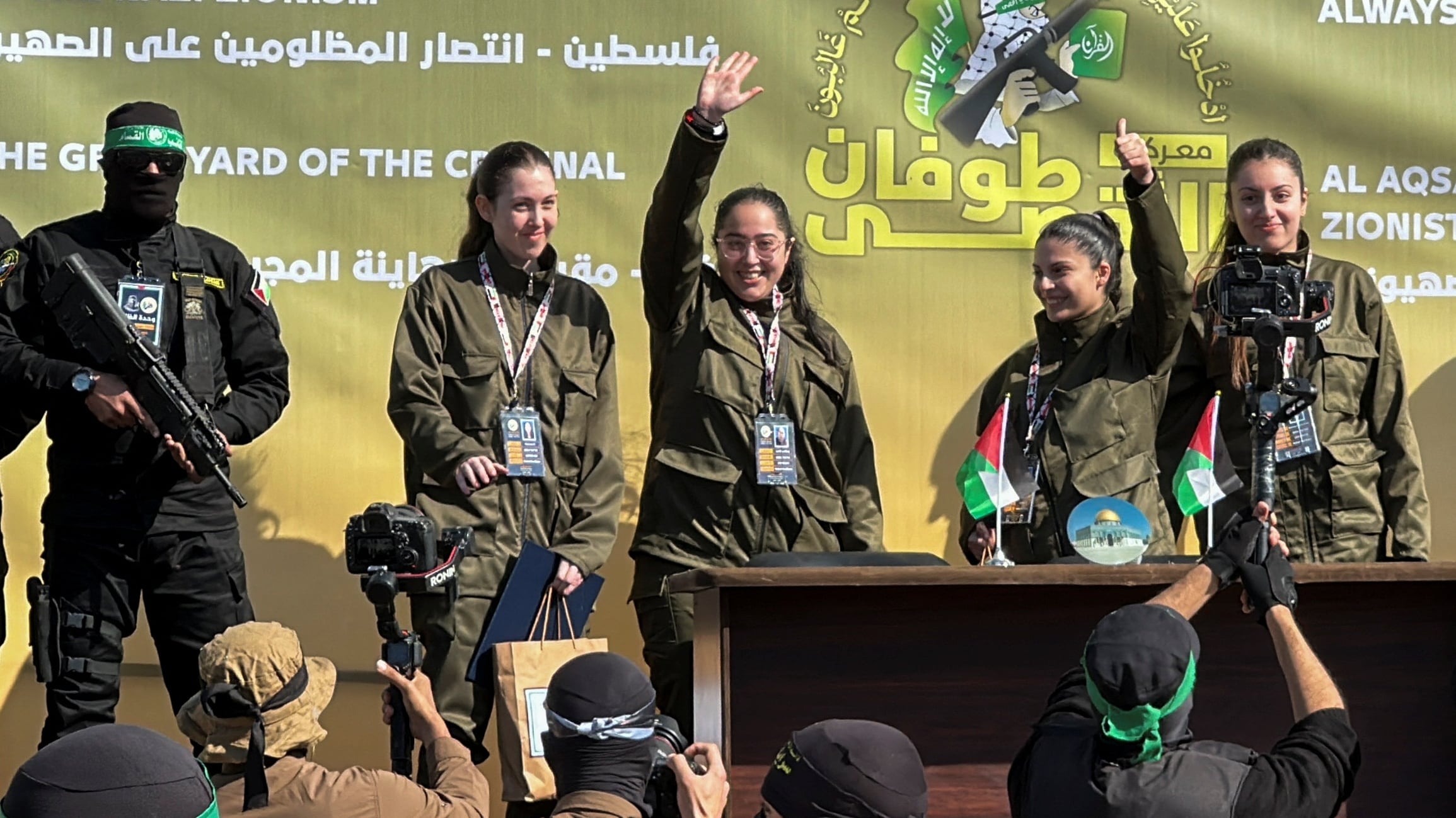 Hamás libera a cuatro mujeres militares israelíes en una ceremonia triunfalista en Gaza