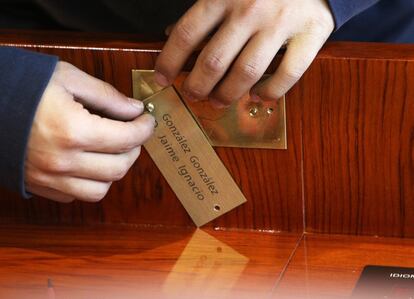 Momento en el que se retira la placa de Ignacio González de la Asamblea de Madrid, el 8 de junio de 2015.