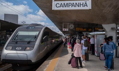 Viajeros en la estación de Oporto antes de embarcarse en un tren Alfa Pendular, en octubre de 2018.