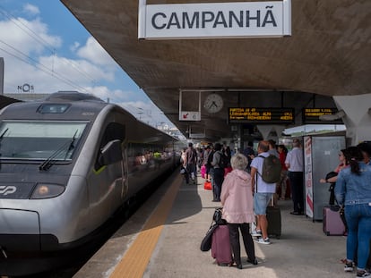 Viajeros en la estación de Oporto antes de embarcarse en un tren Alfa Pendular, en octubre de 2018.