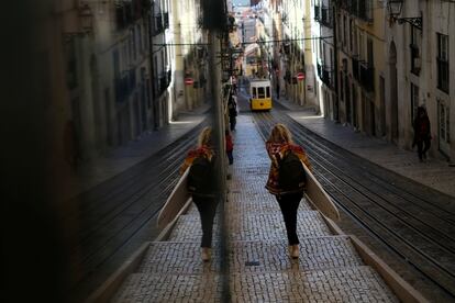 Una mujer transporta una tabla de surf por el centro de Lisboa el pasado 5 de noviembre.