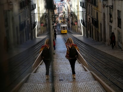 Una mujer transporta una tabla de surf por el centro de Lisboa el pasado 5 de noviembre.