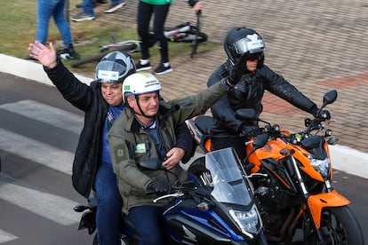 O presidente Jair Bolsonaro leva o prefeito de Chapecó, João Rodrigues, na garupa da moto durante a 'motociata' deste sábado, 26 de junho, pelas ruas de Santa Catarina.