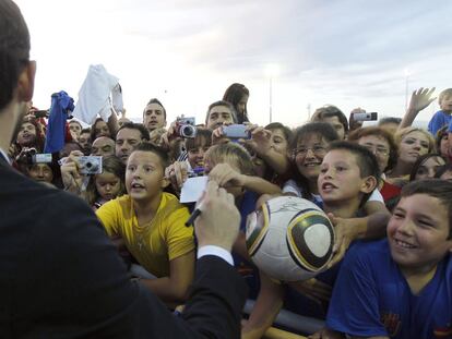 Iker Casillas Fernández, firma autógrafos a varios niños de Móstoles