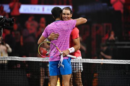 Carlos Alcaraz (a la izquierda) es felicitado por Rafa Nadal tras el partido. 