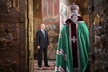 El presidente ruso, Vladimir Putin (izda), atiende durante una misa con motivo de su sesión de investidura, en la Catedral de San Basilio (Moscú).